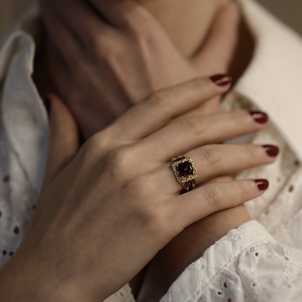 Bague chevalière Napoléon III en or jaune 18K avec émail et grenat – Taille 54 - Castafiore