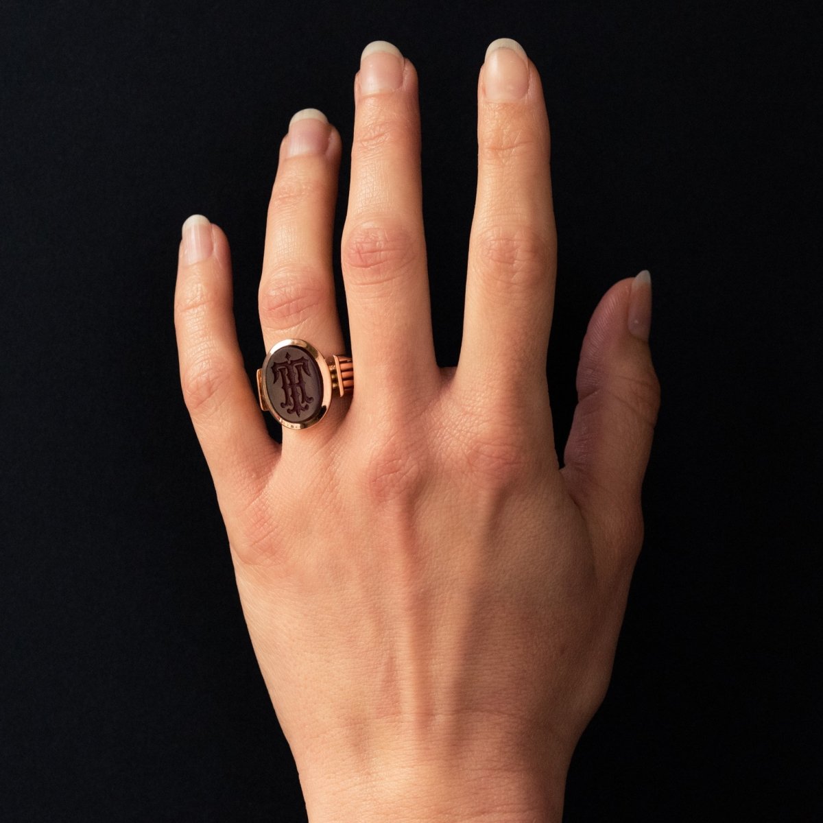 Bague chevalière or et intaille sur cornaline - Castafiore