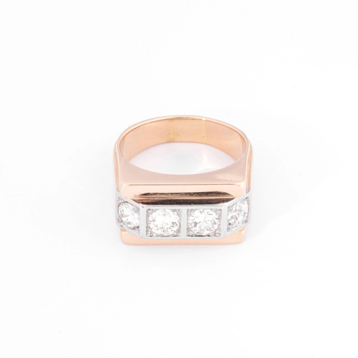 Bague chevalière ornée de diamant - Castafiore