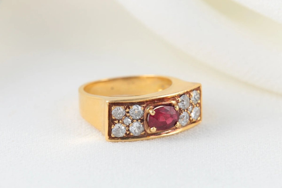 Bague Chevalière Vintage en Or, Rubis et Diamants - Castafiore