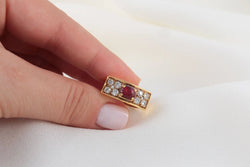 Bague Chevalière Vintage en Or, Rubis et Diamants - Castafiore