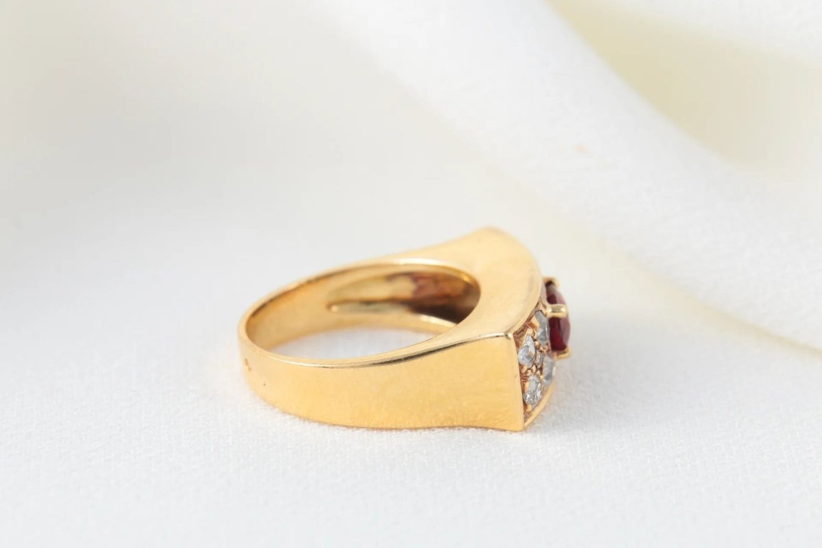 Bague Chevalière Vintage en Or, Rubis et Diamants - Castafiore
