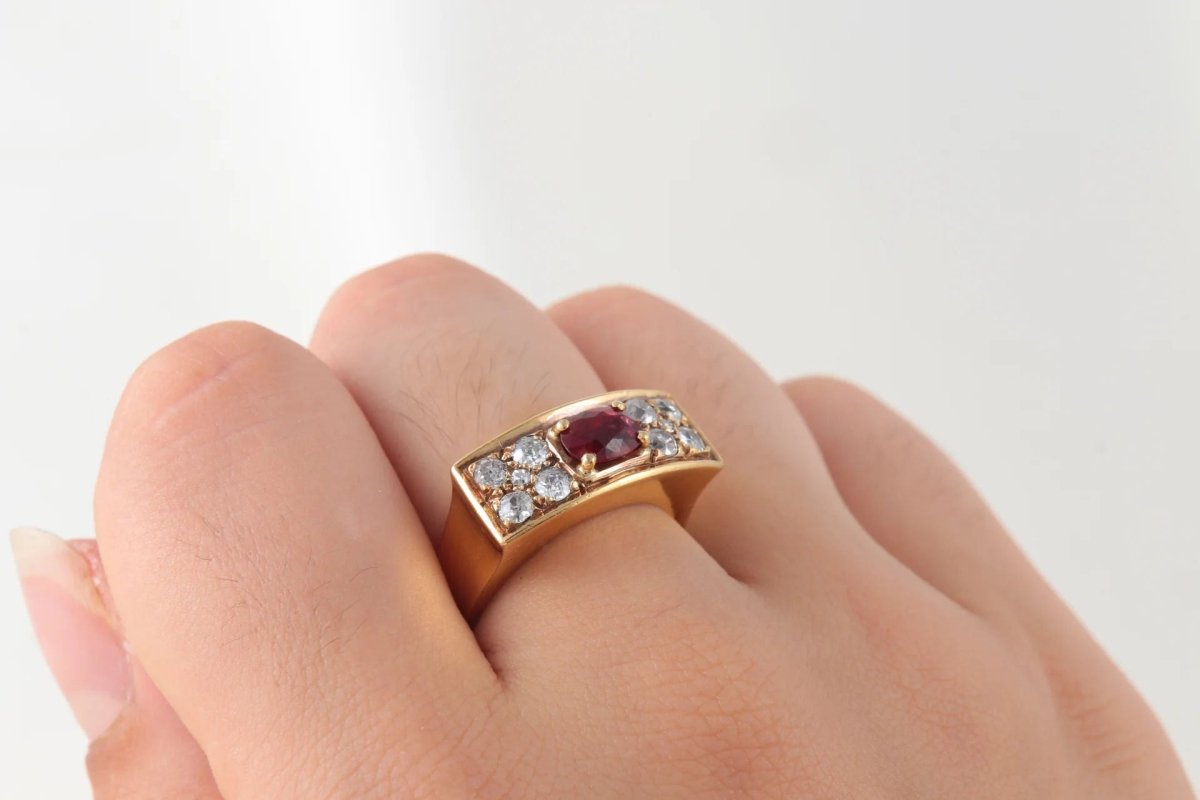 Bague Chevalière Vintage en Or, Rubis et Diamants - Castafiore
