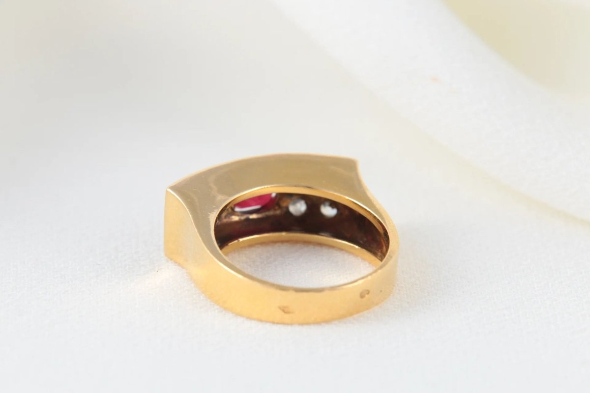 Bague Chevalière Vintage en Or, Rubis et Diamants - Castafiore
