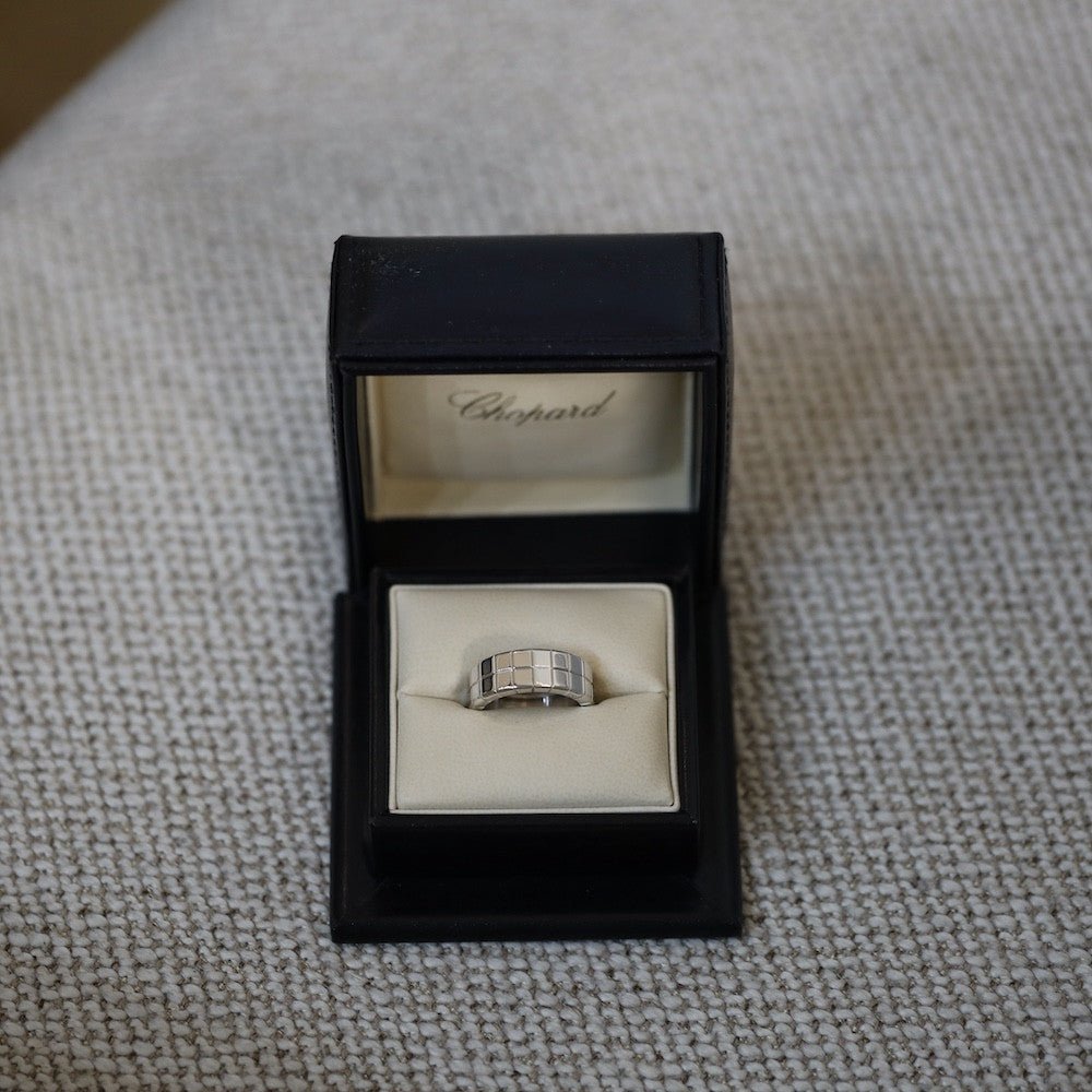 Bague Chopard "Ice Cube" Or Gris 18k . Taille 55. ref 82/3795. Boite d'origine. - Castafiore