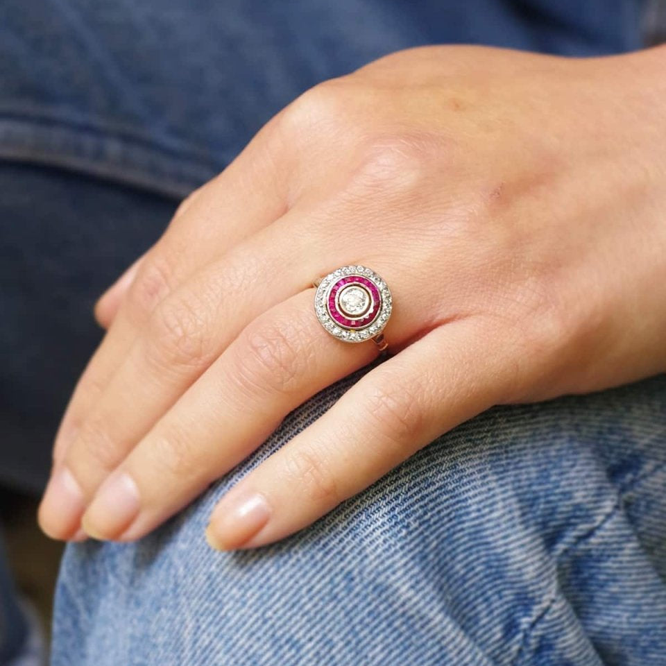 Bague CIBLE Art Deco en platine et or blanc avec rubis et diamants - Castafiore