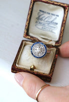 Bague Cible Art Deco en platine, saphir et diamant - Castafiore