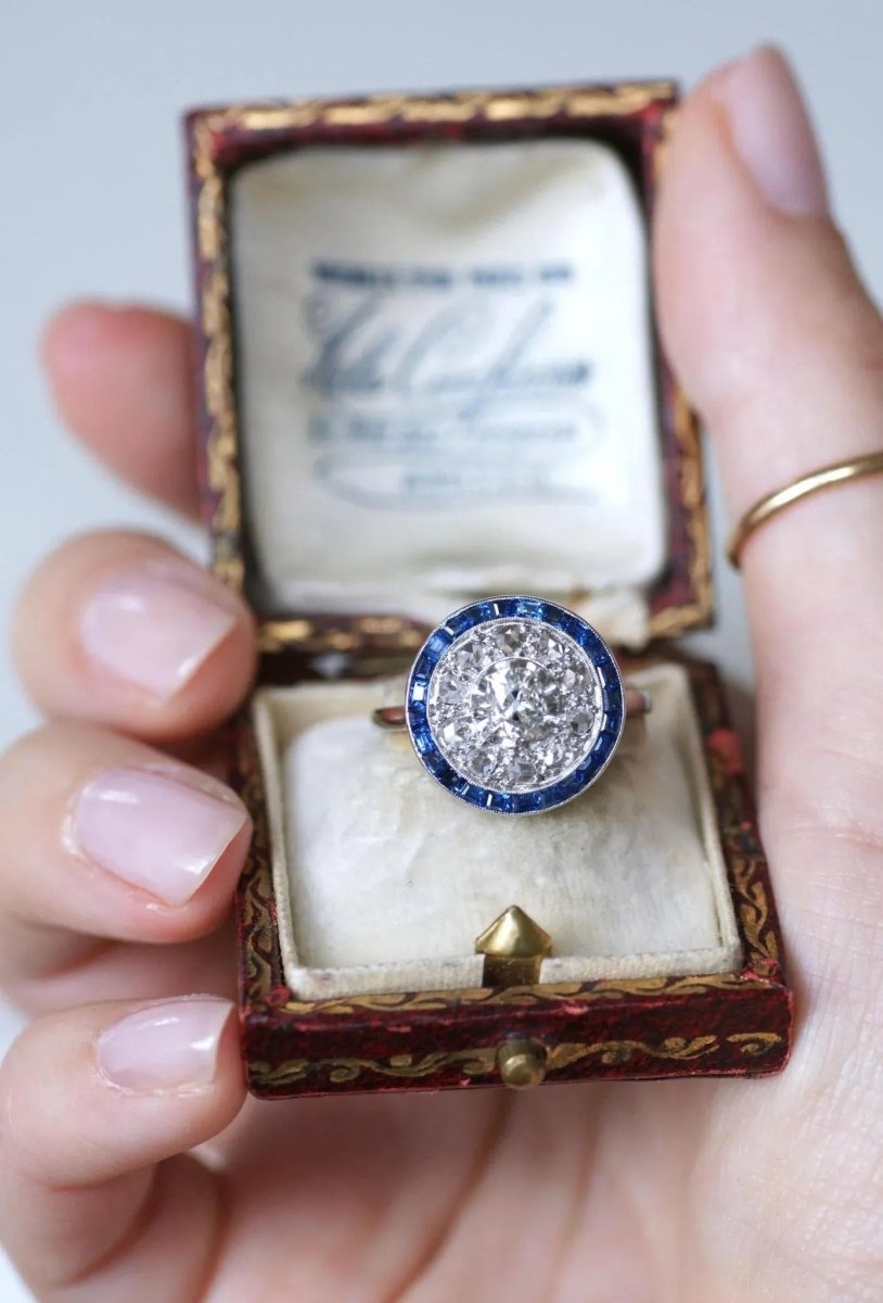 Bague Cible Art Deco en platine, saphir et diamant - Castafiore