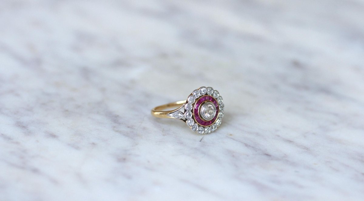 Bague Cible Belle Epoque Diamants et Rubis Calibrés - Castafiore