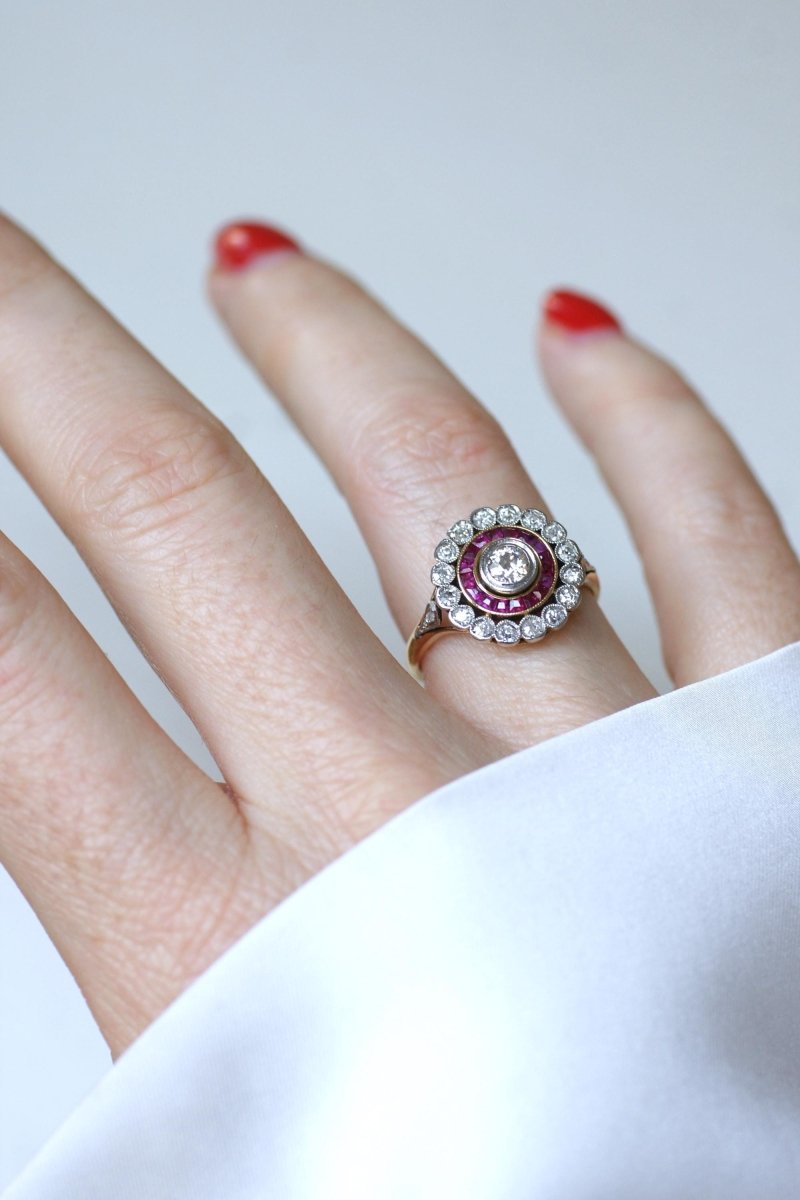 Bague Cible Belle Epoque Diamants et Rubis Calibrés - Castafiore