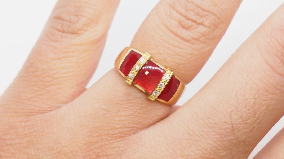 Bague Clozeau en or jaune, diamants et résine rouge - Castafiore