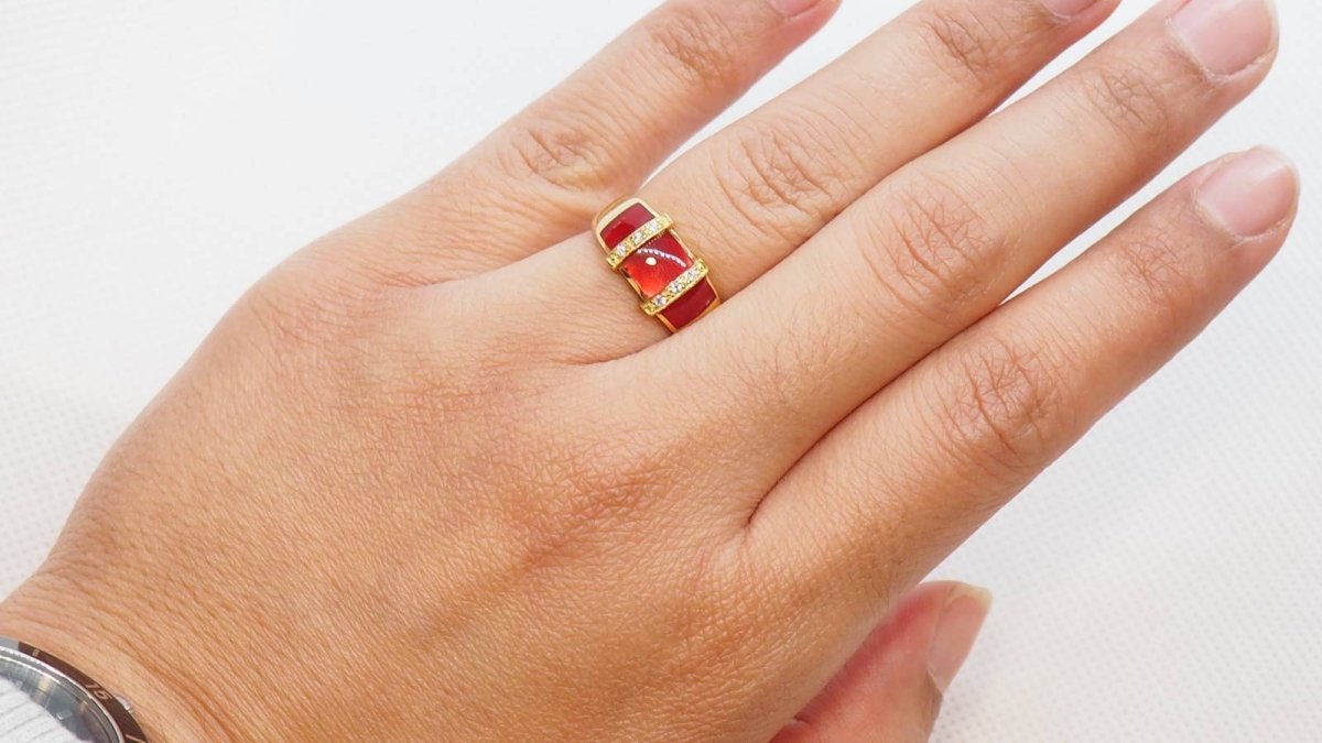 Bague Clozeau en or jaune, diamants et résine rouge - Castafiore