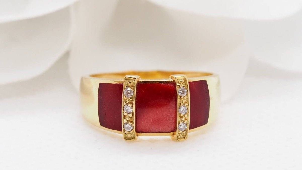 Bague Clozeau en or jaune, diamants et résine rouge - Castafiore