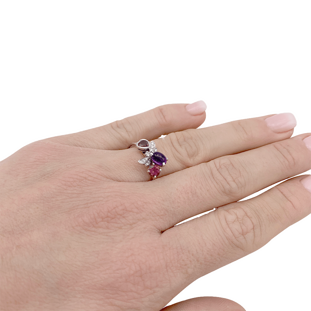 Bague Cocktail CHAUMET "Attrape - moi si tu m'aimes" en or blanc, améthyste, tourmaline, grenat et diamants - Castafiore