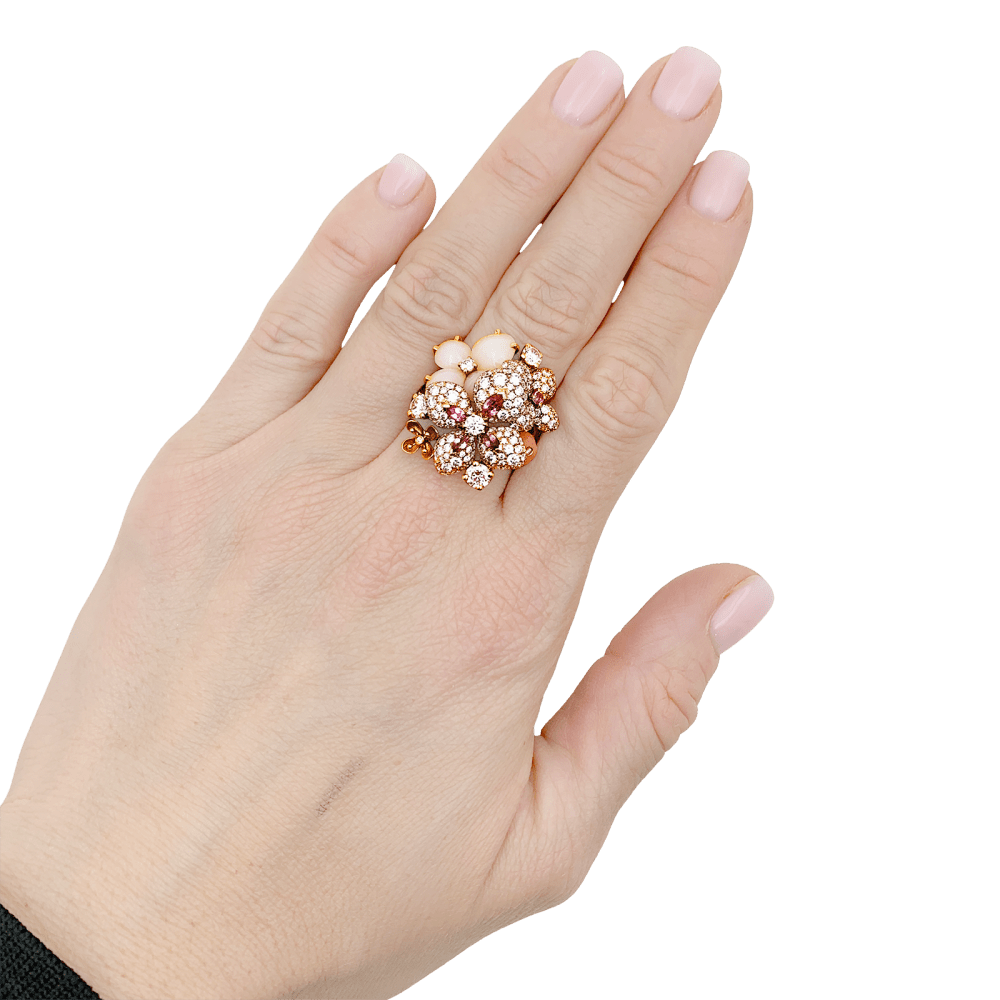 Bague Cocktail CHAUMET "Aube de Rosée" en or rose, opales, saphir, tourmalines et diamants - Castafiore