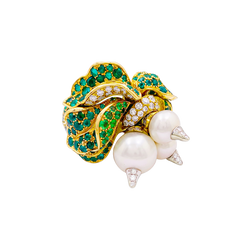 Bague Cocktail DIOR "Jardins de Milly-la-Forêt” en blanc, or jaune, émeraudes, tsavorites, perles et diamants - Castafiore