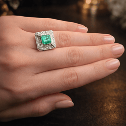 Bague Cocktail en or blanc, émeraude et diamants - Castafiore