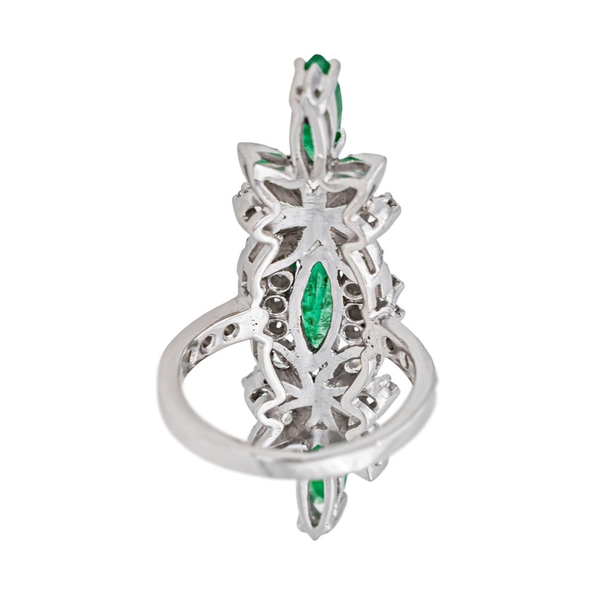 Bague Cocktail en or blanc, émeraude et diamants - Castafiore