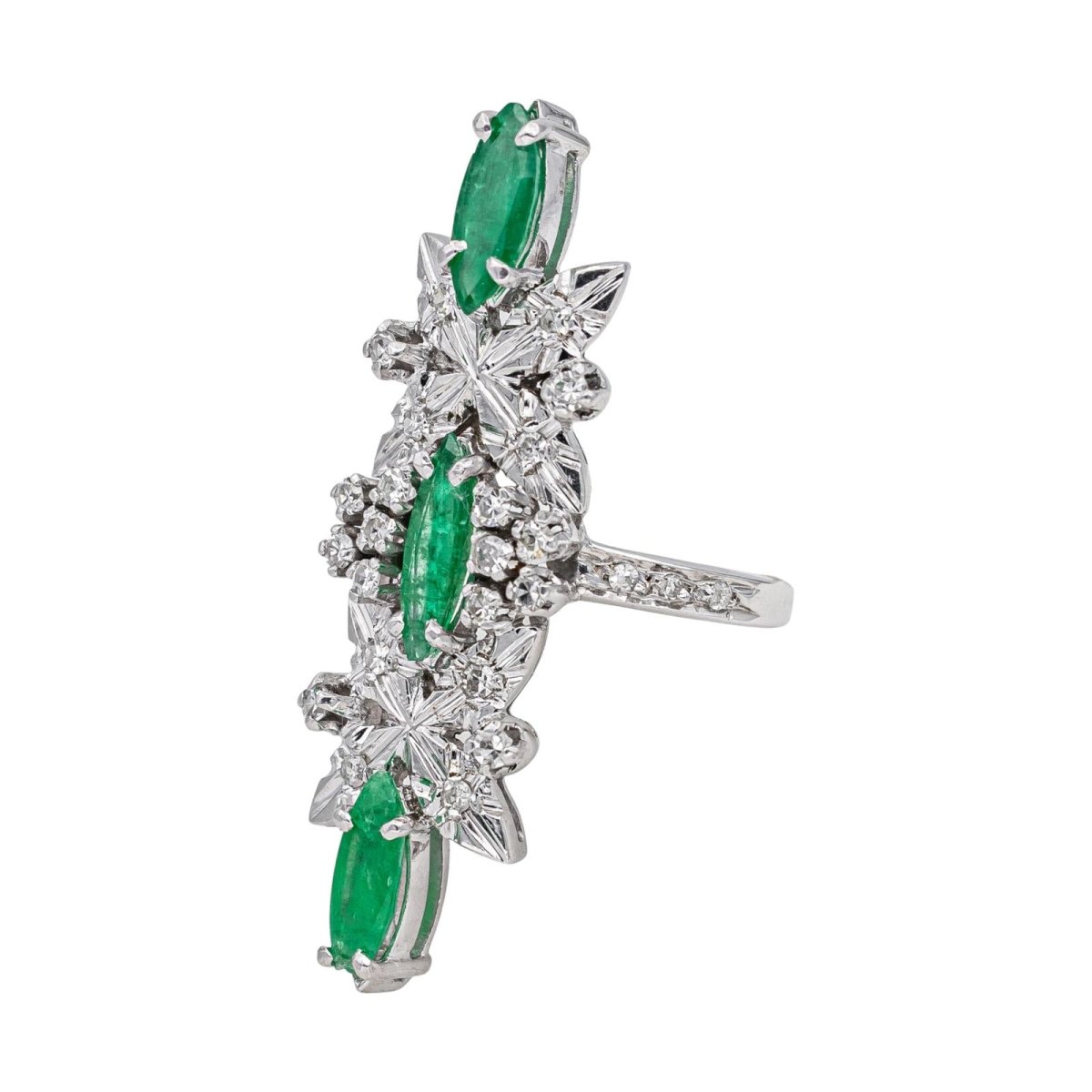 Bague Cocktail en or blanc, émeraude et diamants - Castafiore