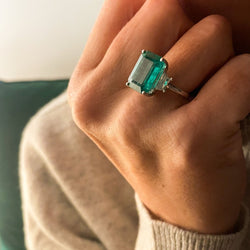 Bague Cocktail en or blanc, émeraude et diamants - Castafiore