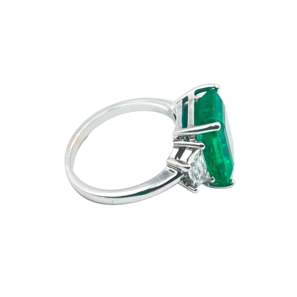 Bague Cocktail en or blanc, émeraude et diamants - Castafiore