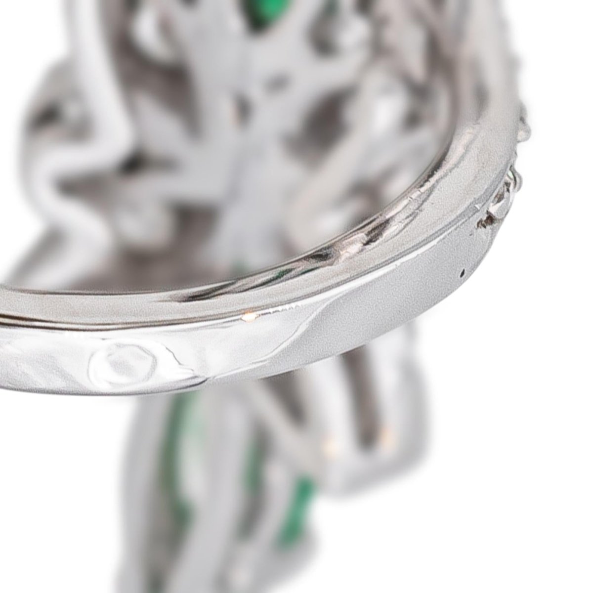 Bague Cocktail en or blanc, émeraude et diamants - Castafiore