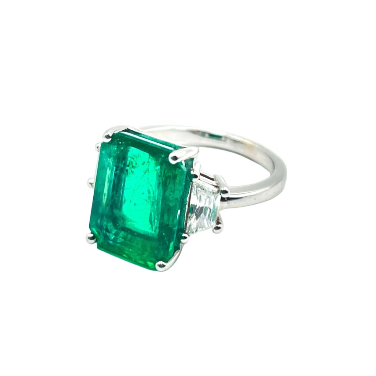 Bague Cocktail en or blanc, émeraude et diamants - Castafiore