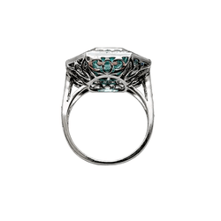 Bague Cocktail en or blanc, émeraude, saphirs et diamants - Castafiore