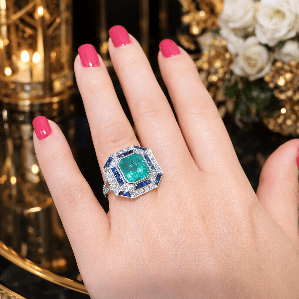 Bague Cocktail en or blanc, émeraude, saphirs et diamants - Castafiore