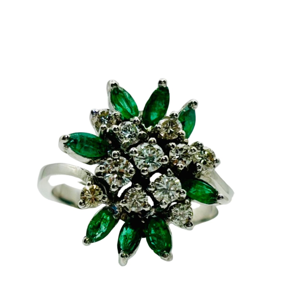 Bague Cocktail en or blanc, émeraudes et diamants - Castafiore