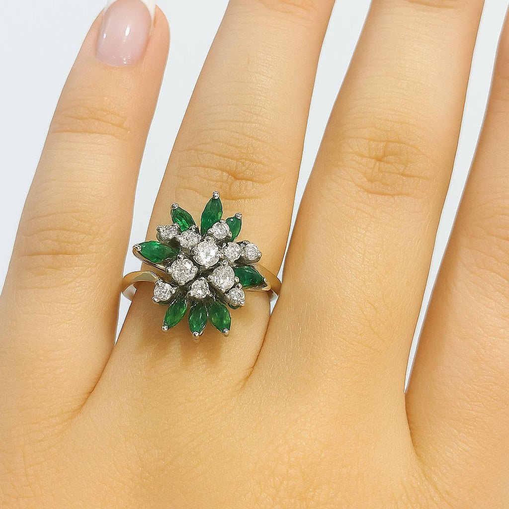 Bague Cocktail en or blanc, émeraudes et diamants - Castafiore