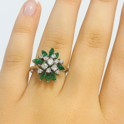 Bague Cocktail en or blanc, émeraudes et diamants - Castafiore