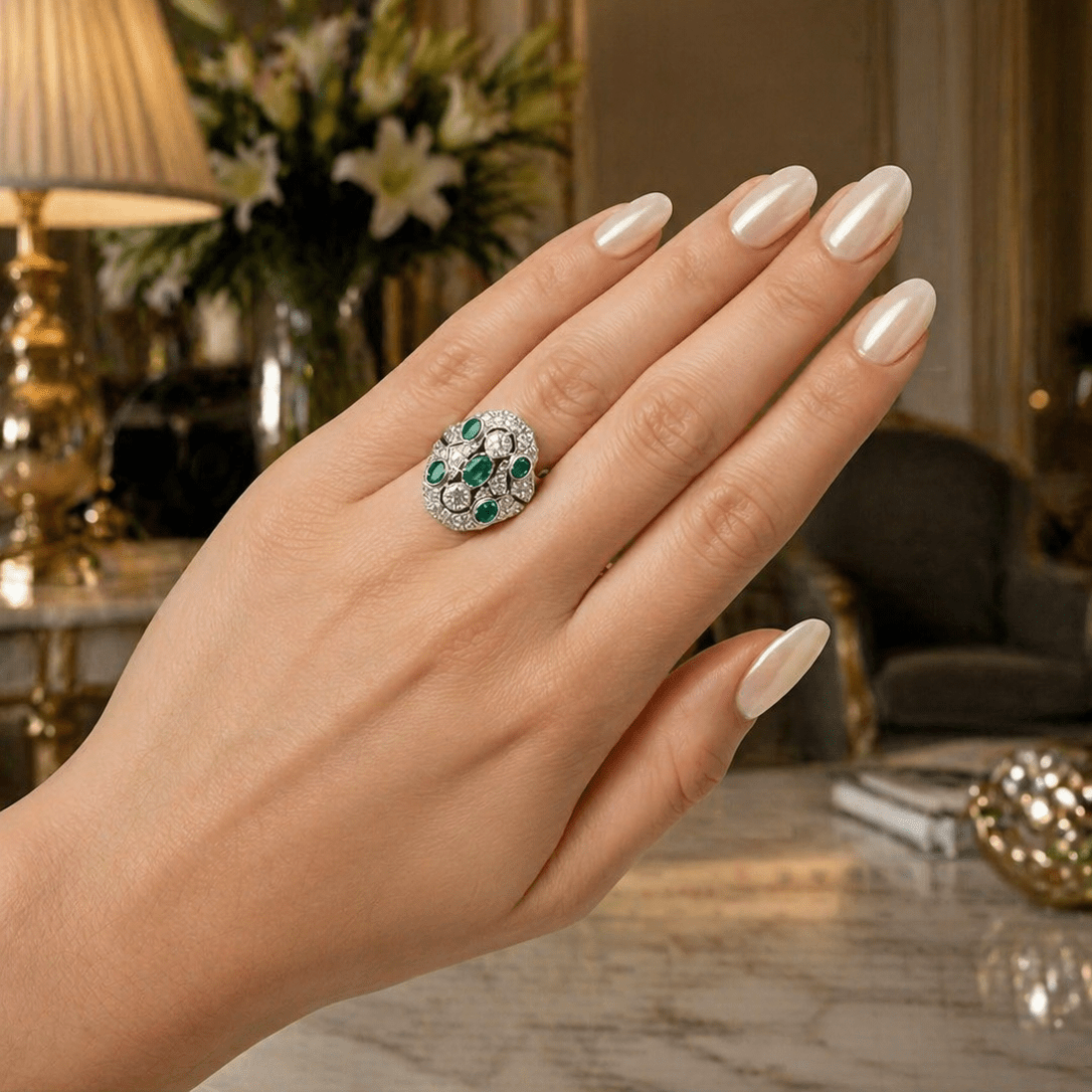 Bague Cocktail en or blanc, émeraudes et diamants - Castafiore