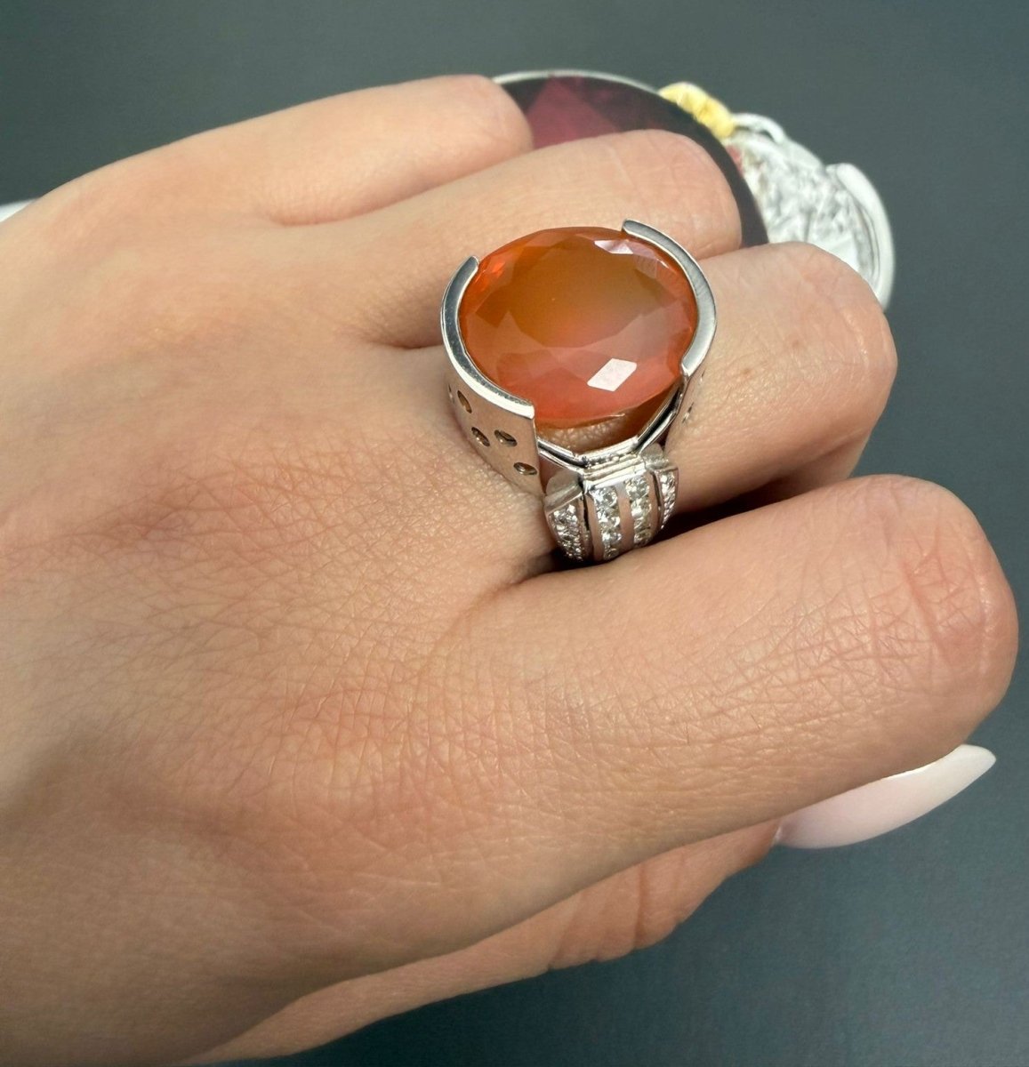 Bague Cocktail en or blanc, opale et diamants - Castafiore