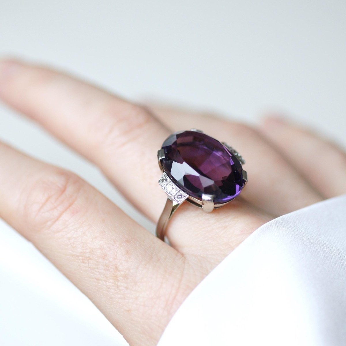 Bague Cocktail en or blanc, platine, améthyste, et diamants - Castafiore