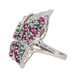 Bague Cocktail en or blanc, rubis, émeraudes, saphirs et diamants - Castafiore