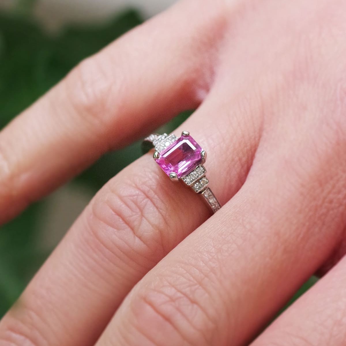 Bague Cocktail en or blanc, saphir et diamants - Castafiore