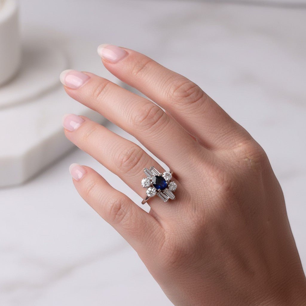 Bague Cocktail en or blanc, saphir et diamants - Castafiore