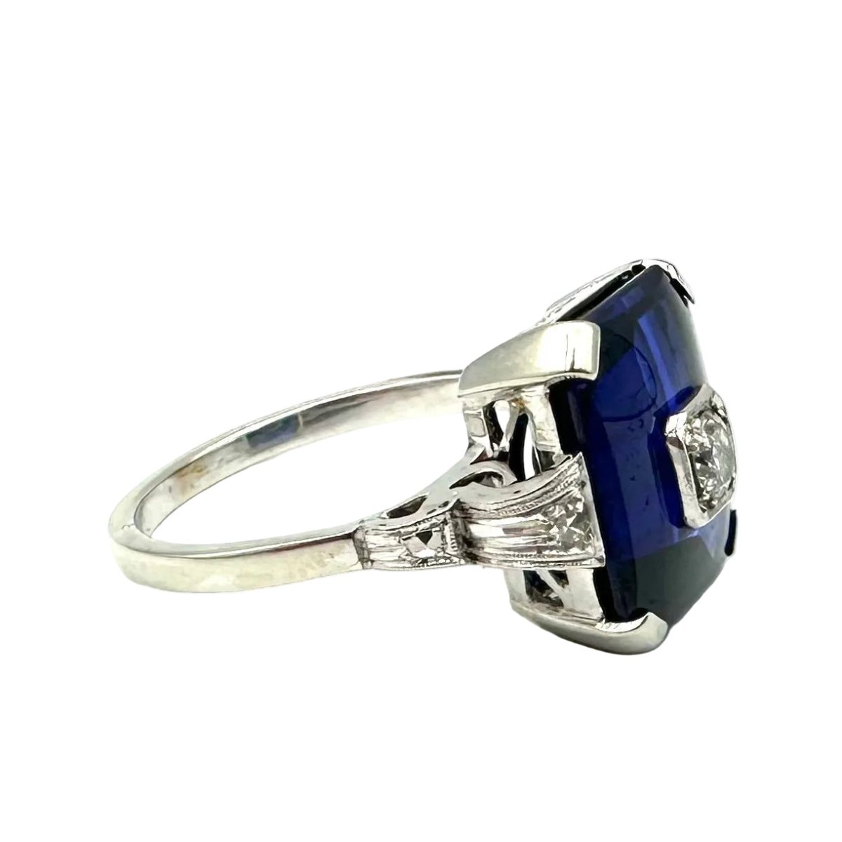 Bague Cocktail en or blanc, saphir et diamants - Castafiore
