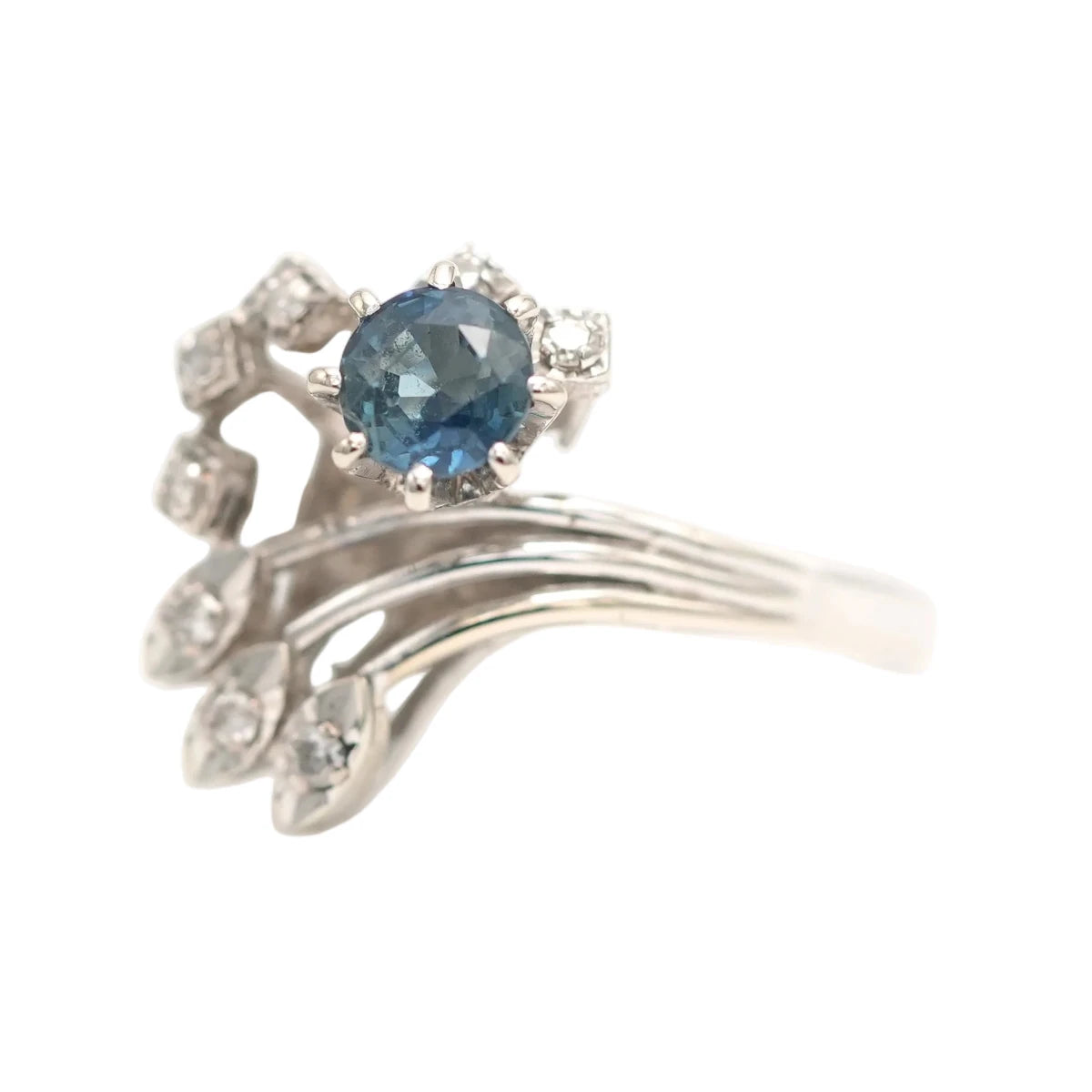 Bague Cocktail en or blanc, saphir et diamants - Castafiore