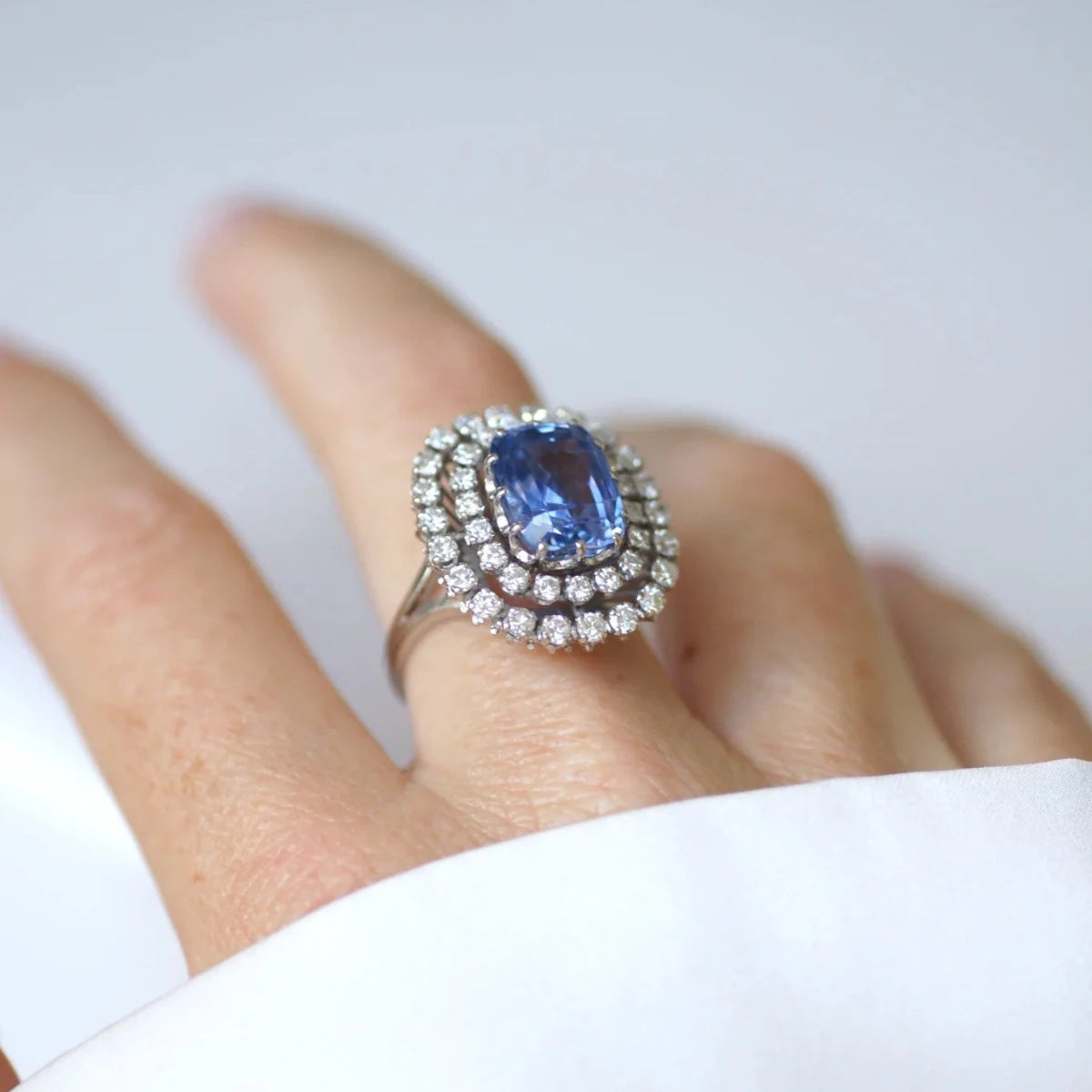 Bague Cocktail en or blanc, saphir et diamants - Castafiore
