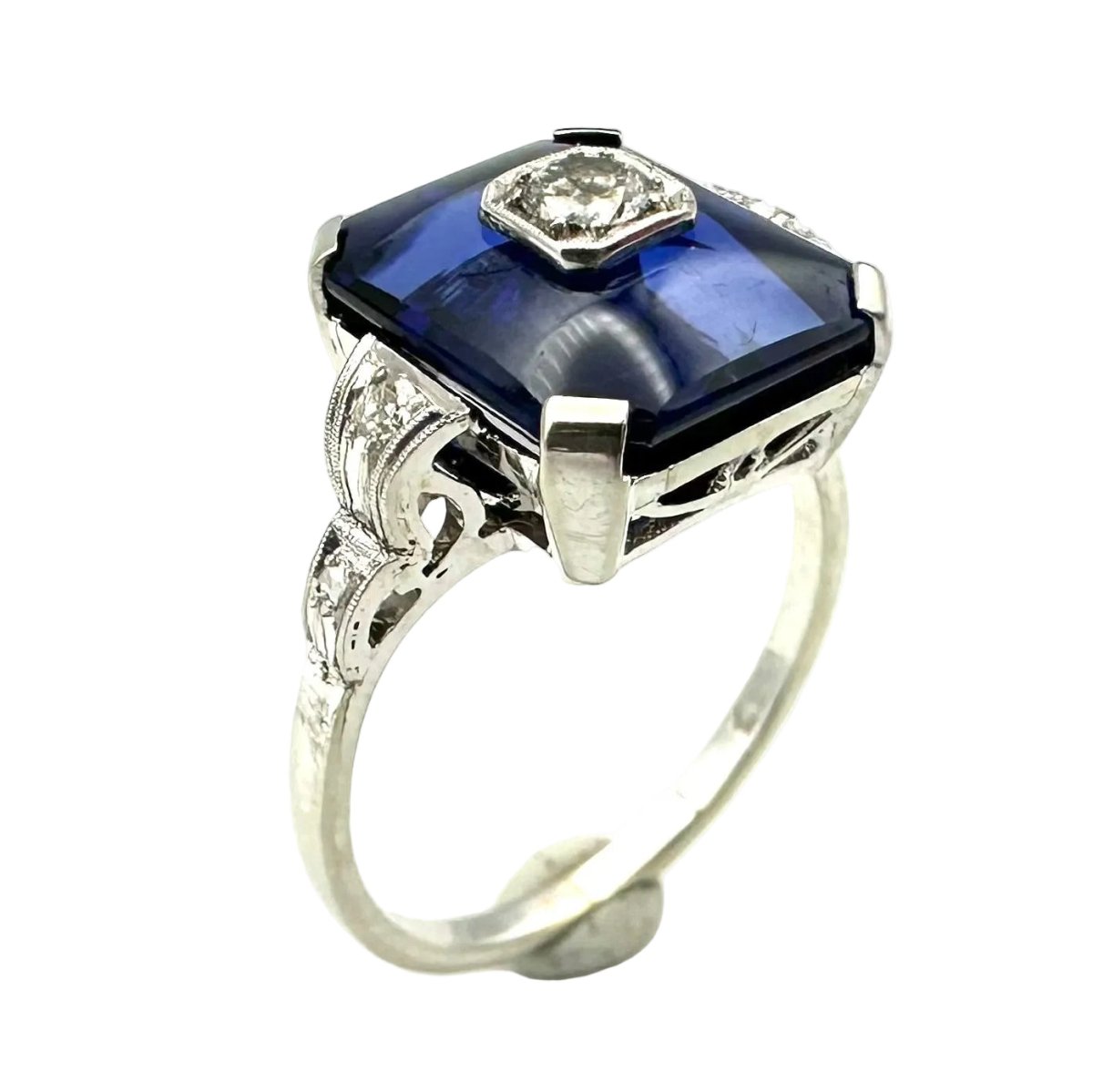 Bague Cocktail en or blanc, saphir et diamants - Castafiore