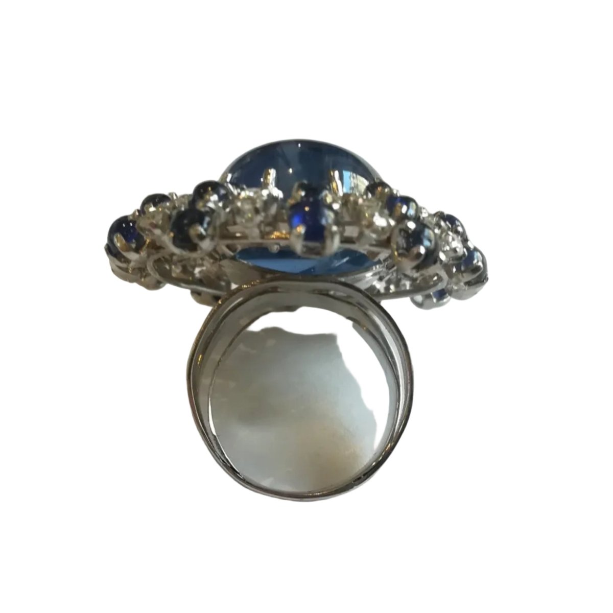 Bague Cocktail en or blanc, saphirs et diamants - Castafiore