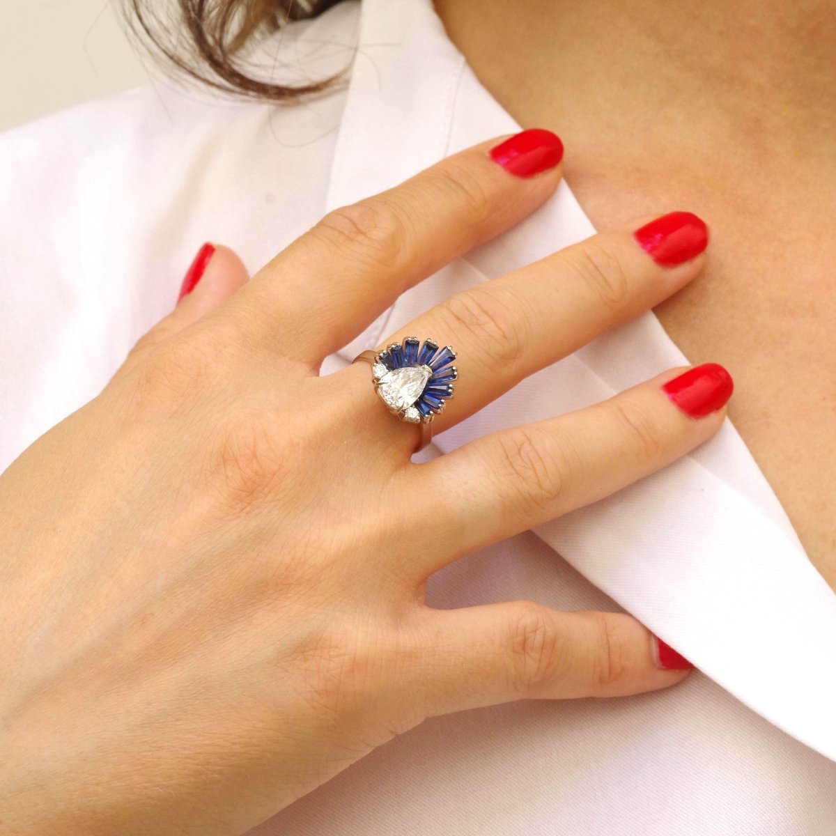 Bague Cocktail en or blanc, saphirs et diamants - Castafiore