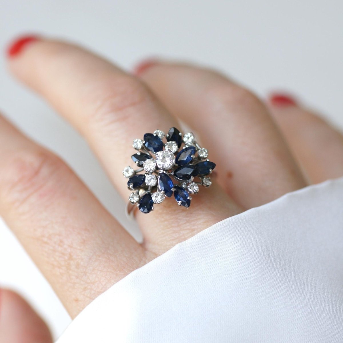 Bague Cocktail en or blanc, saphirs et diamants - Castafiore