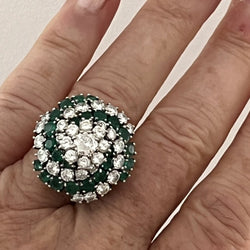 Bague Cocktail en or gris émeraudes et diamants - Castafiore