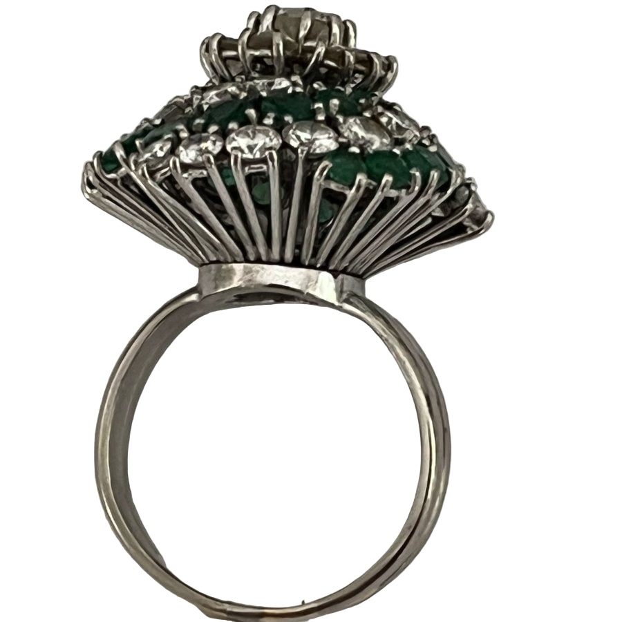 Bague Cocktail en or gris émeraudes et diamants - Castafiore
