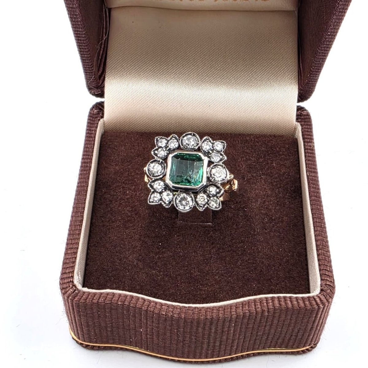 Bague Cocktail en or jaune, argent, émeraude et diamants - Castafiore