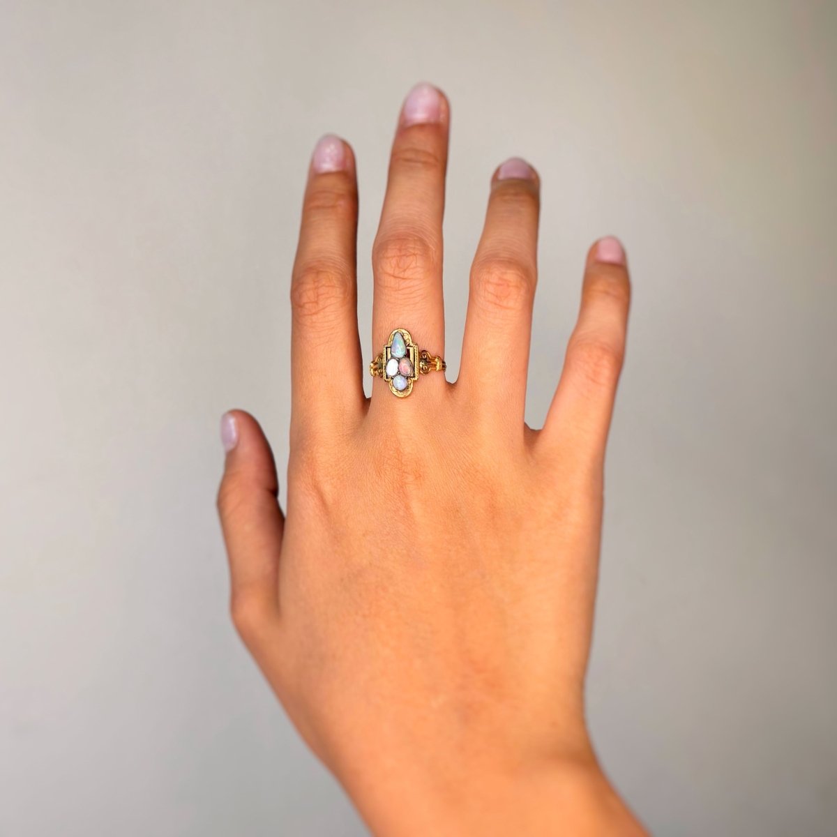 Bague Cocktail en or jaune, argent et opales - Castafiore