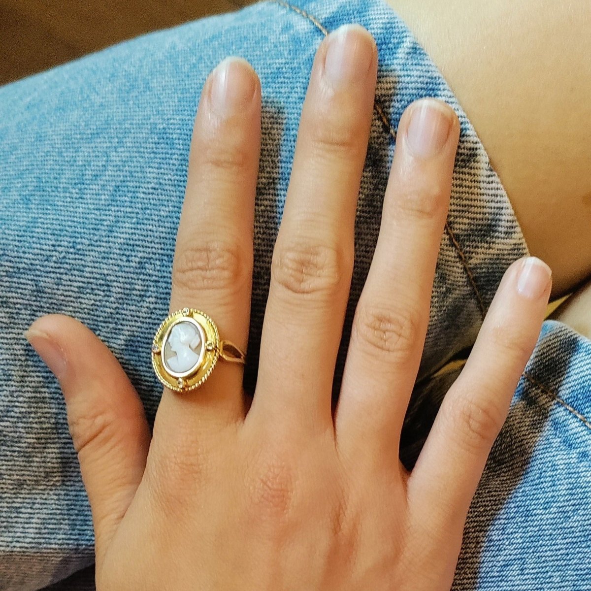 Bague Cocktail en or jaune, camée et pierres blanches - Castafiore